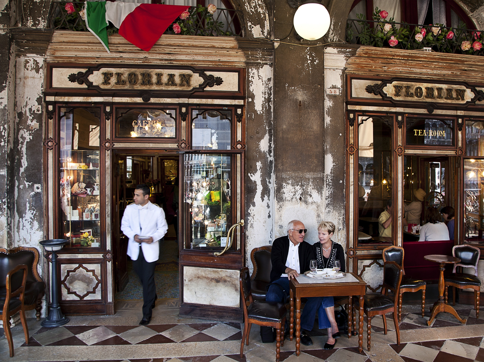 ITALY / Italian Coffeehouses / Veneto / Venice / Piazza San Marco / Caffe Florian / outside , waiter and guests   Christina Anzenberger-Fink & Toni Anzenberger / Anzenberger