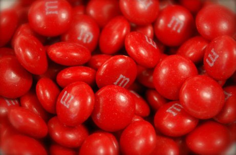 Τα κόκκινα M&M's σταμάτησαν να παράγονται γιατί είχε ανακοινωθεί πως φαγητά με κόκκινη βαφή είναι καρκινογόνα.