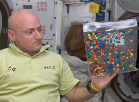 Σε κάθε αποστολή στο διάστημα υπάρχουν συνήθως σακούλες με καραμέλες M&M's.
