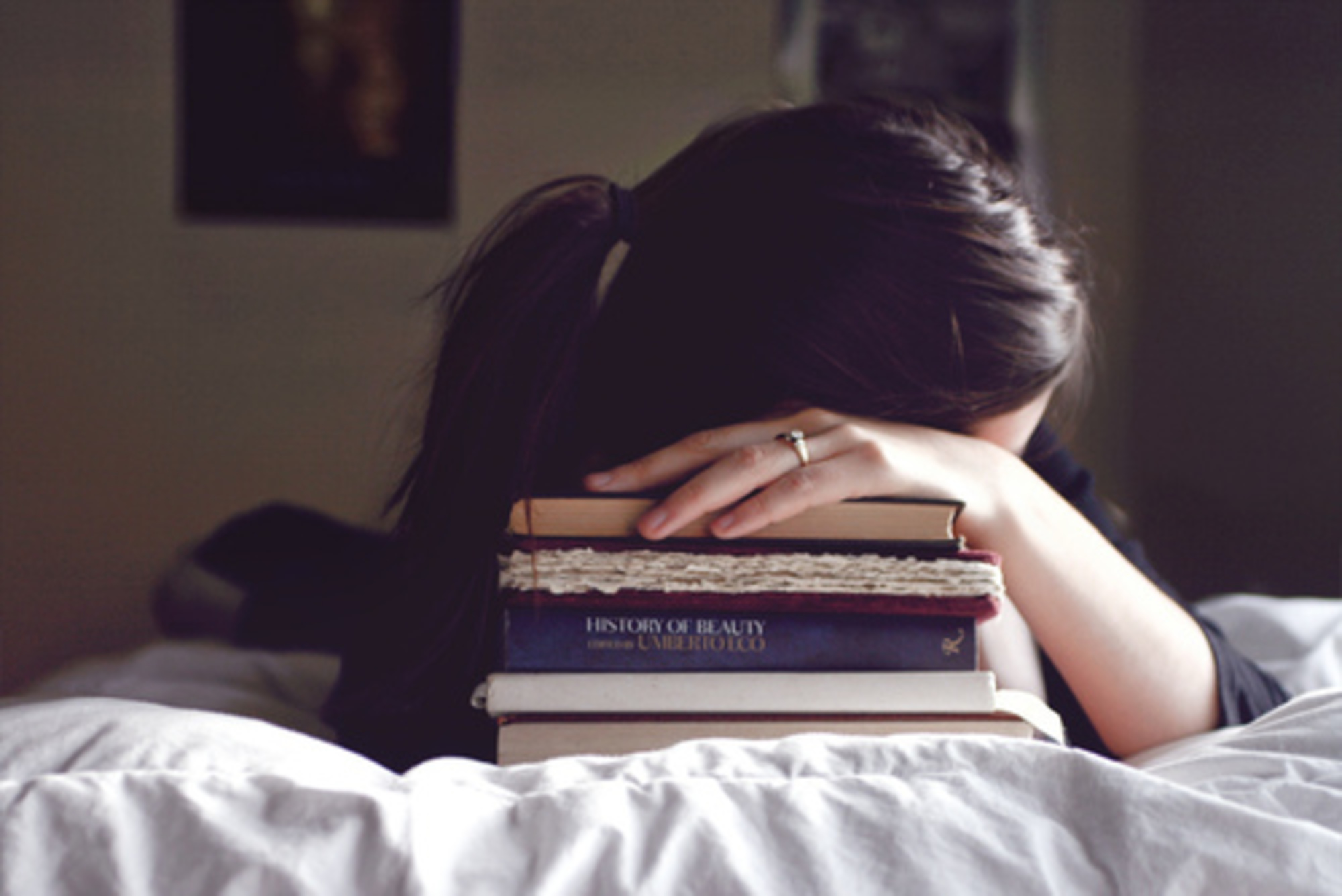 Читать книгу и спать. Девушка с книгой. Брюнетка с книжкой. Девушка с книжкой. Чтение книг.