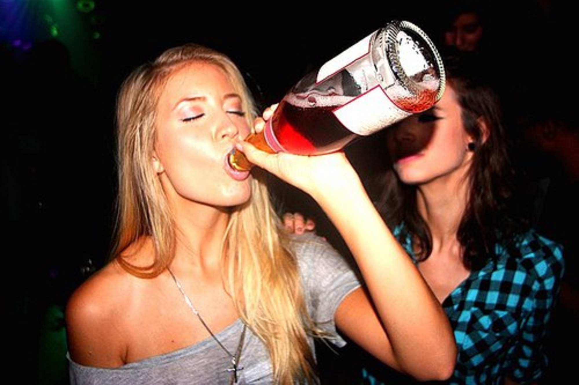 Видеть пьяную женщину. Девушка бухает. Подруги напились. Пьющие девушки.